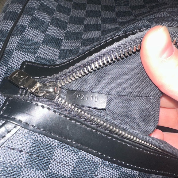 Louis Vuitton Damier Graphite Daniel GM Messenger Bag - Picture 9 of 9